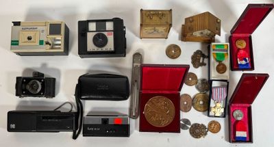 un grand nombre d'objets posés sur une table