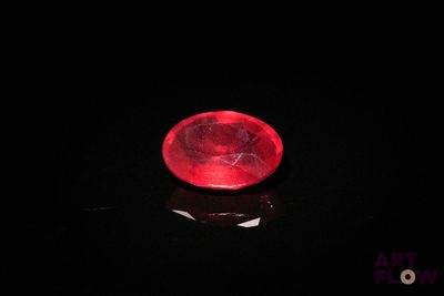 gros plan d'un diamant rouge sur une surface noire