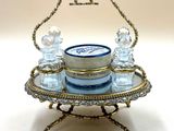 un plateau sur lequel se trouvent un gâteau et deux verres