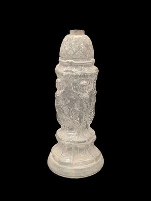 un vase blanc posé sur un fond noir