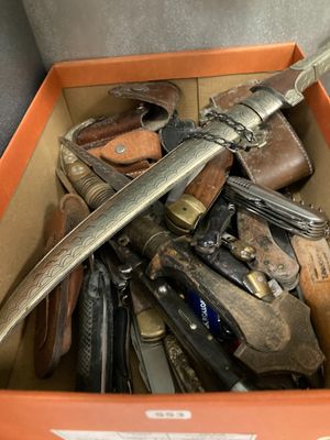 a box full of different types of knives in it