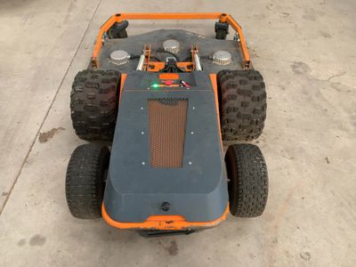 un petit véhicule orange et noir à quatre roues