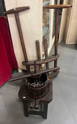 une chaise en bois sur laquelle sont posés tout un tas d'outils
