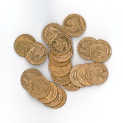 une pile de pièces d'or sur une surface blanche