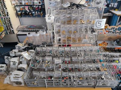 un vaste choix de boucles d'oreilles et de bijoux dans un magasin