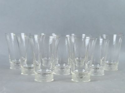 un grand nombre de verres alignés sur la table