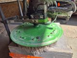 une machine verte posée sur une table