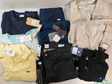 plusieurs paires de vêtements masculins sont disposées sur une table