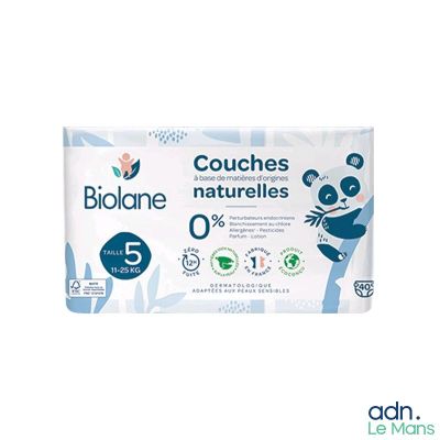 un gros plan d'une boîte de lingettes pour bébé sur fond blanc
