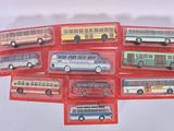 de nombreux modèles différents de petits bus dans une boîte rouge
