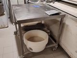 une photo d'une cuisine professionnelle équipée d'un four à pizza