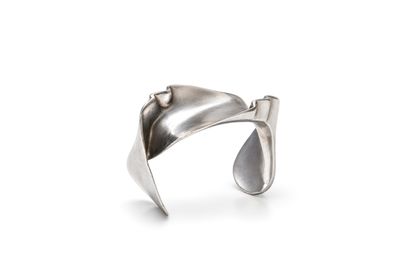 gros plan d'une bague en argent sur fond blanc