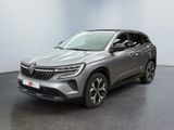 un SUV gris garé dans une pièce au sol noir