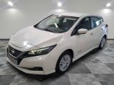 La Nissan Leaf blanche, une voiture électrique, est garée dans le garage.