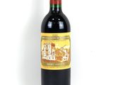 une bouteille de vin posée sur une table