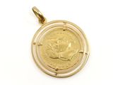 une image représentant un pendentif en forme de pièce d'or sur lequel figure une femme