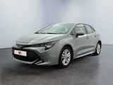 Une Toyota Corolla grise est garée dans une pièce