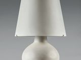 une lampe de table blanche surmontée d'un abat-jour blanc