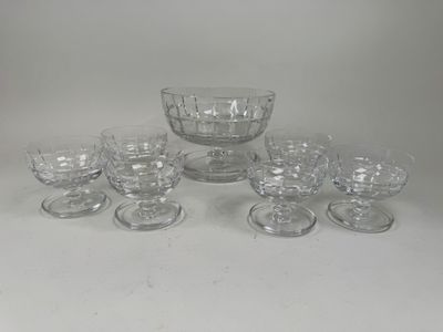 un assortiment de bols et de verres en verre posés sur une surface blanche