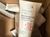 un tube de dentifrice et une brosse à dents dans une boîte en carton