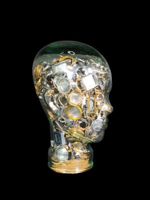 TÊTE en verre moulé contenant une accumulation de boîtiers d…