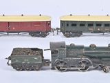 trois petits trains posés sur une surface blanche