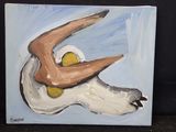 un tableau représentant une femme faisant le poirier sur une planche de surf
