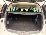 le coffre d'une voiture dont les portes sont ouvertes