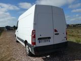une camionnette blanche garée sur le bord de la route