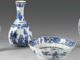 trois vases bleus et blancs et un bol sur une table