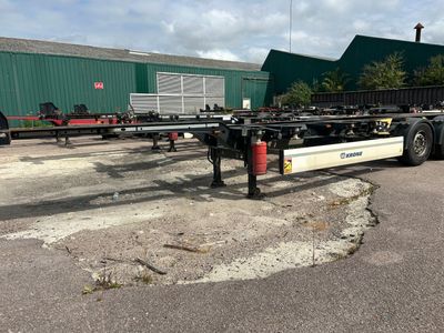une semi-remorque garée sur un parking