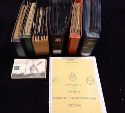 plusieurs livres posés sur une table noire, à côté d'une liasse de billets