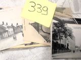 une pile de vieilles photos posée sur une table, avec un post-it jaune