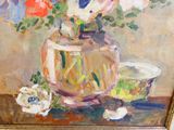 une peinture de fleurs dans un vase sur une table