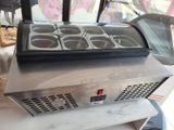 une machine à glaces posée sur une table