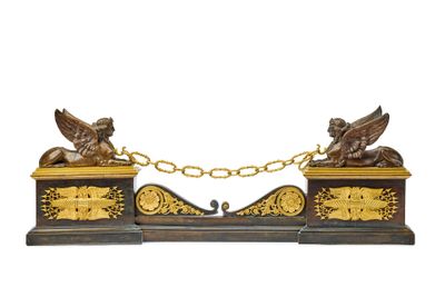 une horloge dorée et noire sur laquelle figurent deux oiseaux