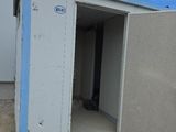 des toilettes portables blanches et bleues installées au milieu d'un parking