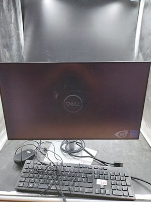 un ordinateur portable posé sur un bureau, avec un clavier et une souris