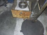 une petite table sur laquelle est posé un bol en métal