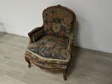 une chaise qui se trouve dans le coin d'une pièce