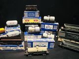 de nombreux types de trains miniatures posés sur une table