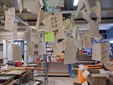 plusieurs feuilles de papier suspendues au plafond d'un atelier
