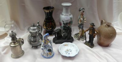 de nombreux vases de toutes sortes posés sur une table recouverte d'une nappe blanche