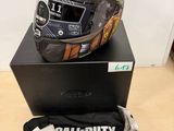 le casque est posé sur le dessus de la boîte sur la table