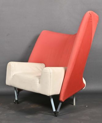 une image représentant une chaise rouge et blanche devant un mur gris