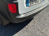 une voiture garée sur le côté de la route