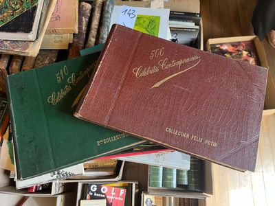 plusieurs livres sont empilés sur une table