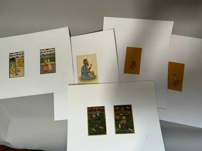 quatre cartes représentant des personnes, accrochées au mur