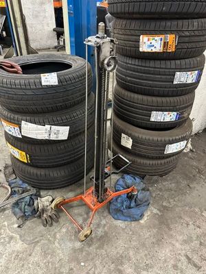 plusieurs pneus empilés les uns sur les autres dans un garage