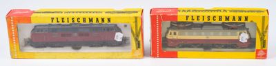 deux boîtes de petits trains posées l'une à côté de l'autre